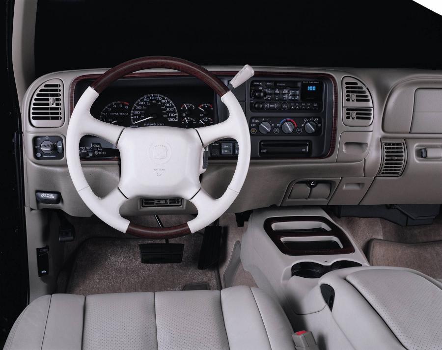 Cadillac Escalade 1999 года  (фото 4 из 40)